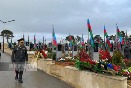 Граждане приходят почтить память шехидов на второй Аллее шехидов - ФОТО