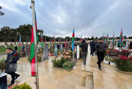 Граждане приходят почтить память шехидов на второй Аллее шехидов - ФОТО