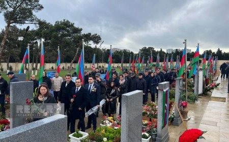 Граждане приходят почтить память шехидов на второй Аллее шехидов - ФОТО