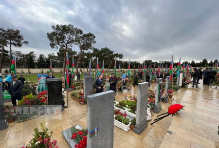 Граждане приходят почтить память шехидов на второй Аллее шехидов - ФОТО