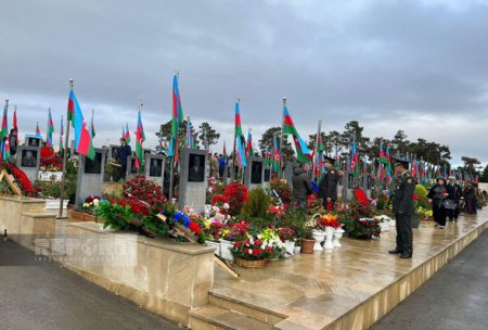 Граждане приходят почтить память шехидов на второй Аллее шехидов - ФОТО
