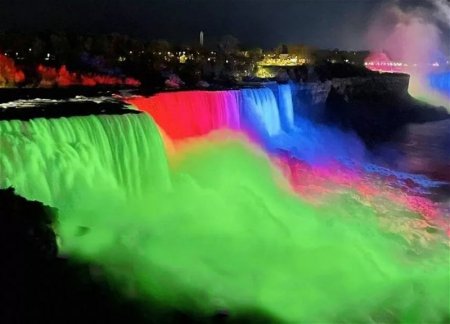 Водопад Ниагара окрашен в цвета азербайджанского флага