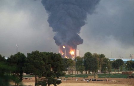 В Иране в результате пожара на нефтяном заводе пострадали 15 человек