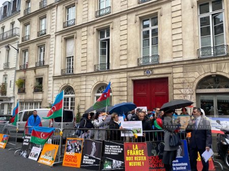 Азербайджанцы проводят акцию протеста перед Сенатом Франции - ФОТО