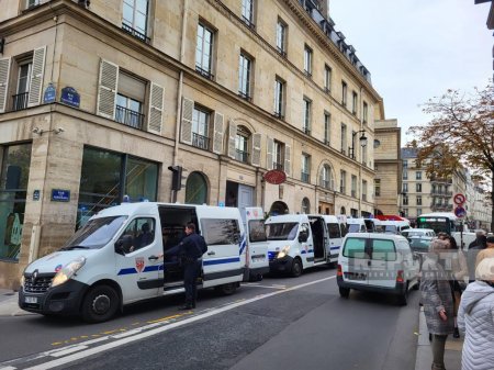 Азербайджанцы проводят акцию протеста перед Сенатом Франции - ФОТО
