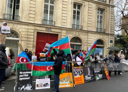 Азербайджанцы проводят акцию протеста перед Сенатом Франции - ФОТО