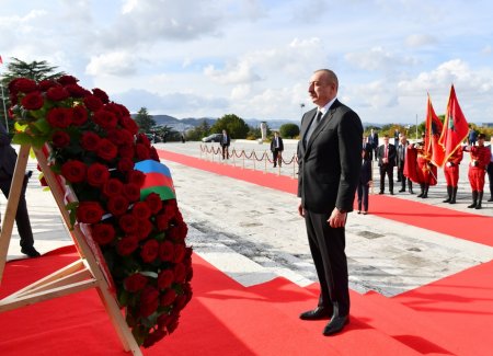 Ильхам Алиев посетил монумент «Мать Албания» в Тиране - ФОТО