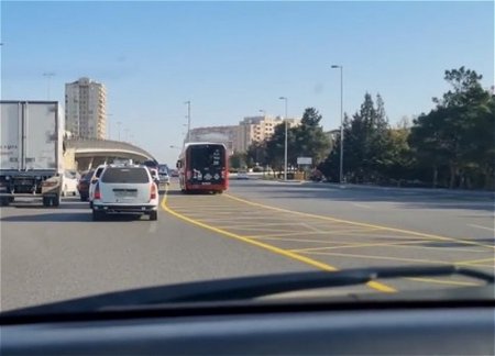 В Баку началось нанесение новой линии разметки