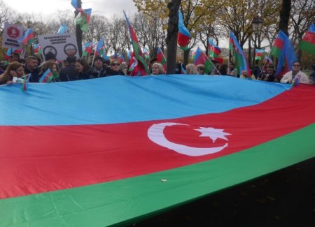 Азербайджанцы протестуют перед Национальным Собранием Франции. Антиазербайджанская резолюция снята с повестки дня 