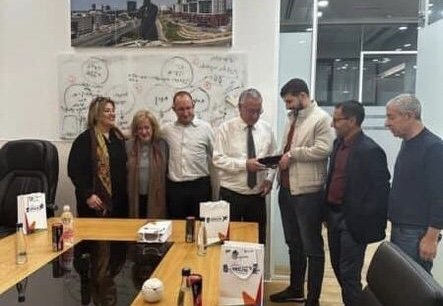 Ветеран второй Карабахской войны встретился с семьей донора в Израиле Ветеран второй Карабахской войны встретился с семьей донора в Израиле