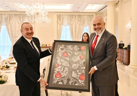 Ильхам Алиев подарил премьеру Албании картину Лейлы Алиевой - ФОТО