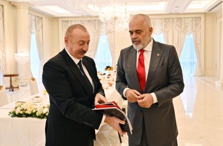 Ильхам Алиев подарил премьеру Албании картину Лейлы Алиевой - ФОТО