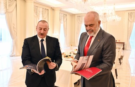 Ильхам Алиев подарил премьеру Албании картину Лейлы Алиевой - ФОТО