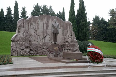 Азербайджанский народ глубоко чтит память великого лидера Гейдара Алиева - ФОТО Азербайджанский народ глубоко чтит память великого лидера Гейдара Алиева - ФОТО