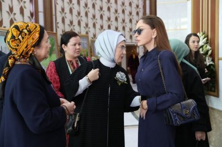 Мехрибан Алиева ознакомилась с выставками в Туркменбаши