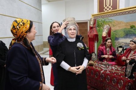 Мехрибан Алиева ознакомилась с выставками в Туркменбаши