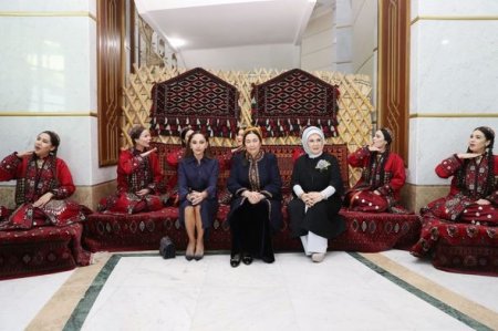 Мехрибан Алиева ознакомилась с выставками в Туркменбаши