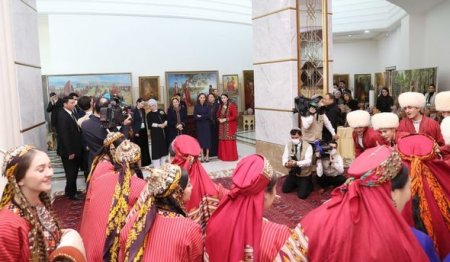 Мехрибан Алиева ознакомилась с выставками в Туркменбаши