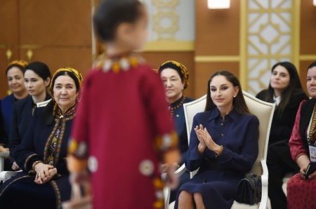 Мехрибан Алиева ознакомилась с выставками в Туркменбаши