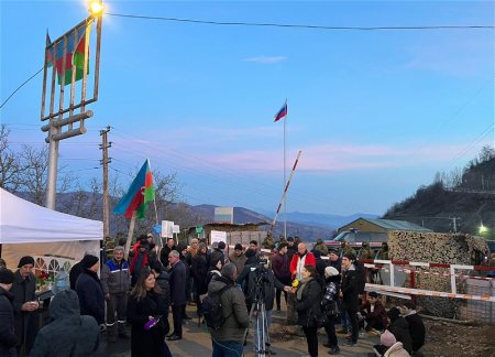 Мирная акция протеста азербайджанцев продолжается четвертый день 