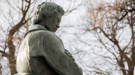 В Днепре снесли памятник Пушкину