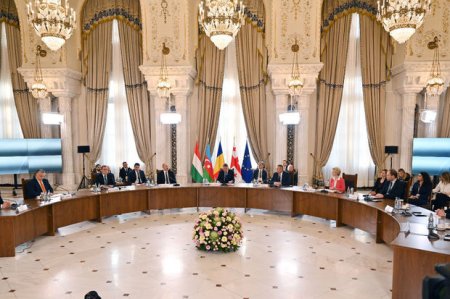 Ильхам Алиев принимает участие в пленарном заседании в Бухаресте 