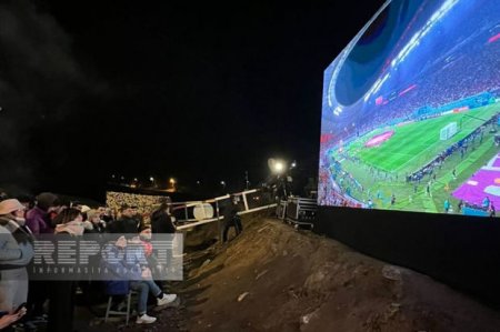 Демонстранты и миротворцы на дороге Ханкенди - Лачын смотрят матч Хорватия - Марокко