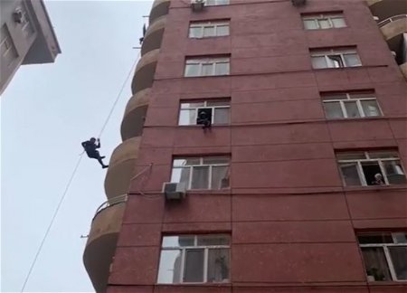 В Баку спасатели МЧС предотвратили самоубийство
