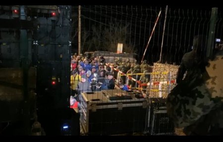 Экоактивисты и миротворцы смотрят финал Чемпионата мира 