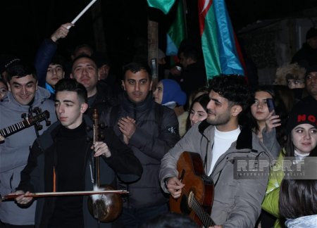 На дороге Ханкенди-Лачин участники акции поют патриотические песни