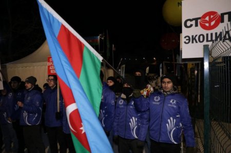 Участники акции протеста на дороге Ханкенди - Лачын исполняют патриотические песни