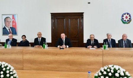 Ильхам Алиев ознакомился с условиями в административном здании Общины Западного Азербайджана - ФОТО