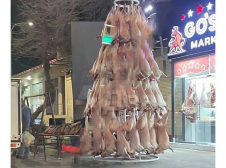 В Узбекистане установили новогоднюю елку из бараньих туш