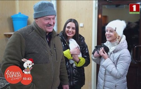 Лукашенко подарил телеведущим кроликов - символ наступившего года 