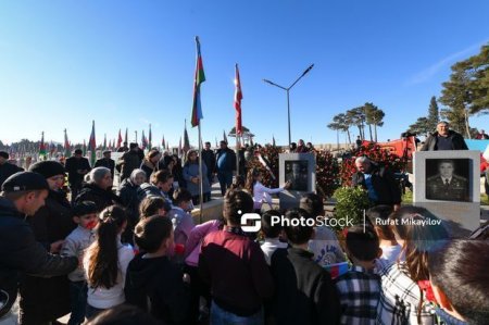 Граждане почтили память Полада Гашимова на его могиле 