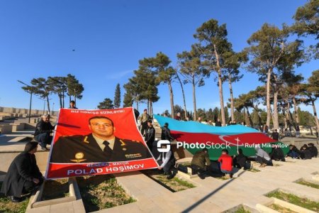 Граждане почтили память Полада Гашимова на его могиле 