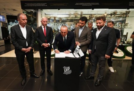 Чавушоглу принял участие в церемонии прощания с Пеле - ФОТО