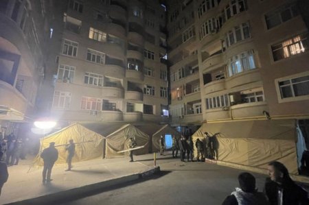 Во дворе здания, где произошел взрыв, установлены палатки для ночлега жильцов