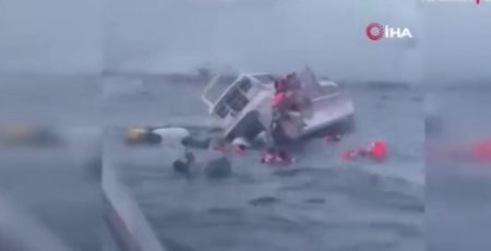 На Бали перевернулся катер с туристами: более 30 человек оказались в открытом море