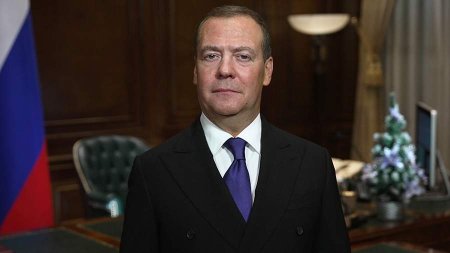 Медведев напомнил о правилах военного времени по отношению к предателям