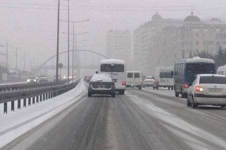 На дороге Баку - Сумгайыт парализовано движение: произошло около 10 цепных аварий