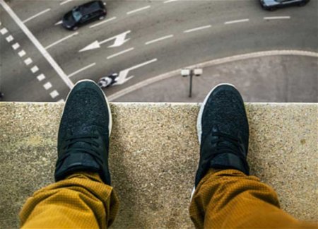 Молодой человек, выбросившийся с 12 этажа в Баку, выжил