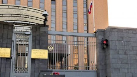 У здания посольства России в Армении проходят протесты