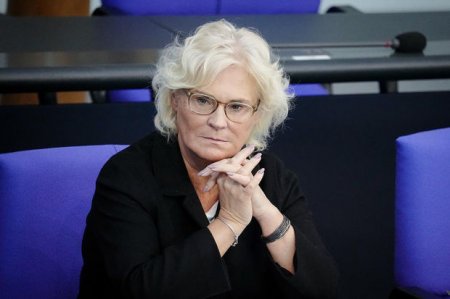 Министр обороны Германии решила подать в отставку