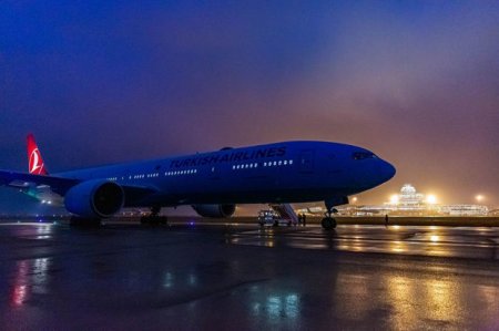 Летевший по маршруту Стамбул - Токио самолет совершил экстренную посадку в Баку 