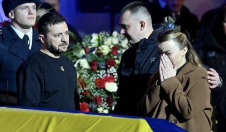 Зеленский пришел на похороны погибшего при взрыве вертолета главы МВД Монастырского