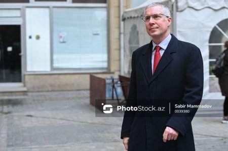 Британский посол принял участие в траурной церемонии по погибшему при атаке на посольство АР в Иране - ФОТО
