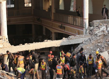 Число погибших при взрыве в мечети в Пакистане достигло 100