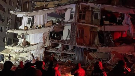 В Турции произошло мощное землетрясение магнитудой 7,4, много жертв. Азербайджан первым протянул руку помощи