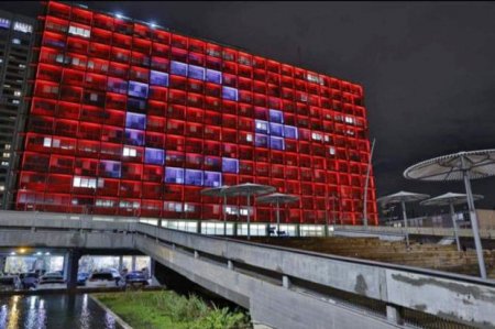 Здание муниципалитета Тель-Авива осветили цветами турецкого флага 